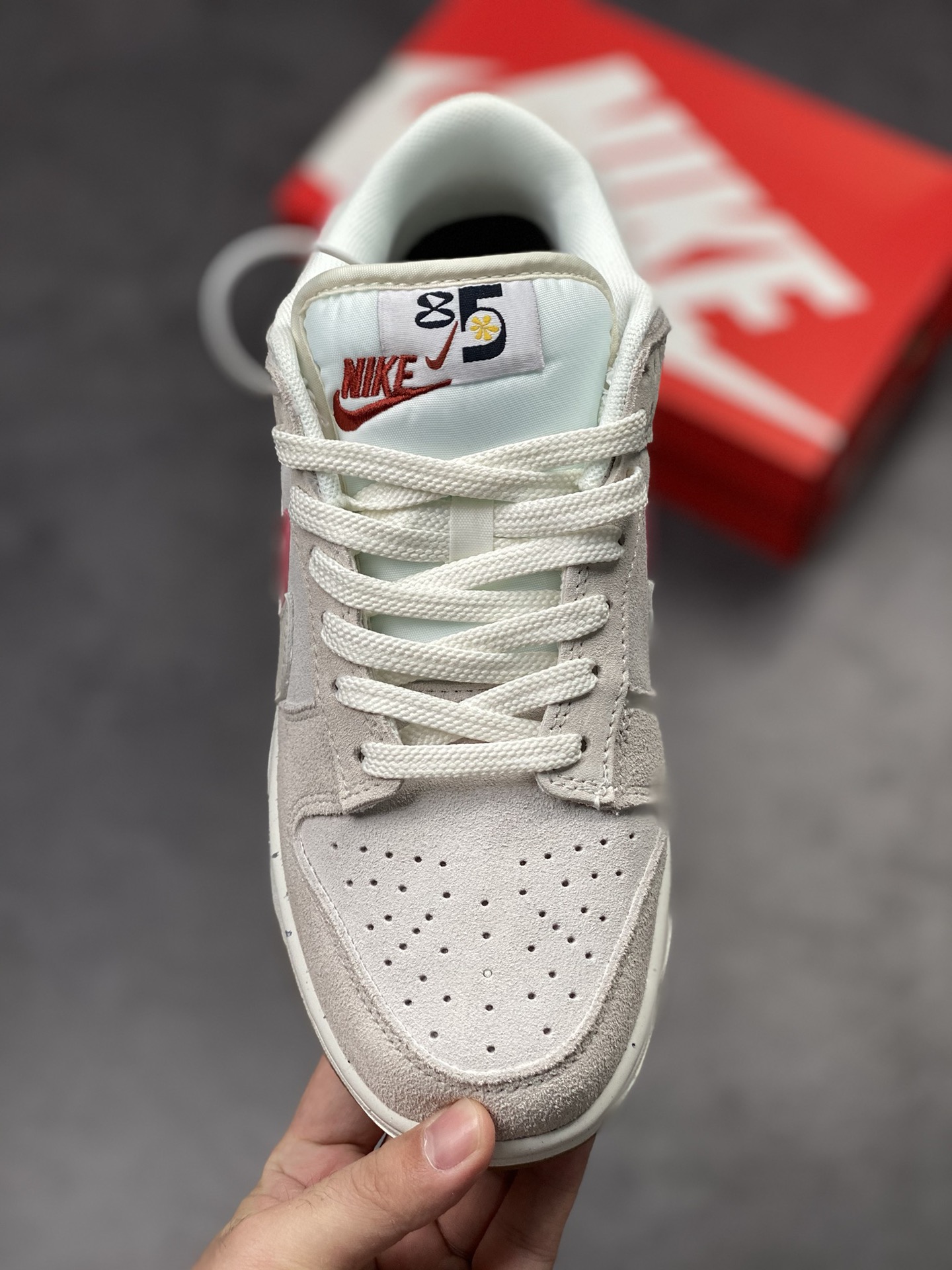 200 NIKE SB Dunk Low 灰白红双勾Swoosh 性价比天花板 DO9457-100