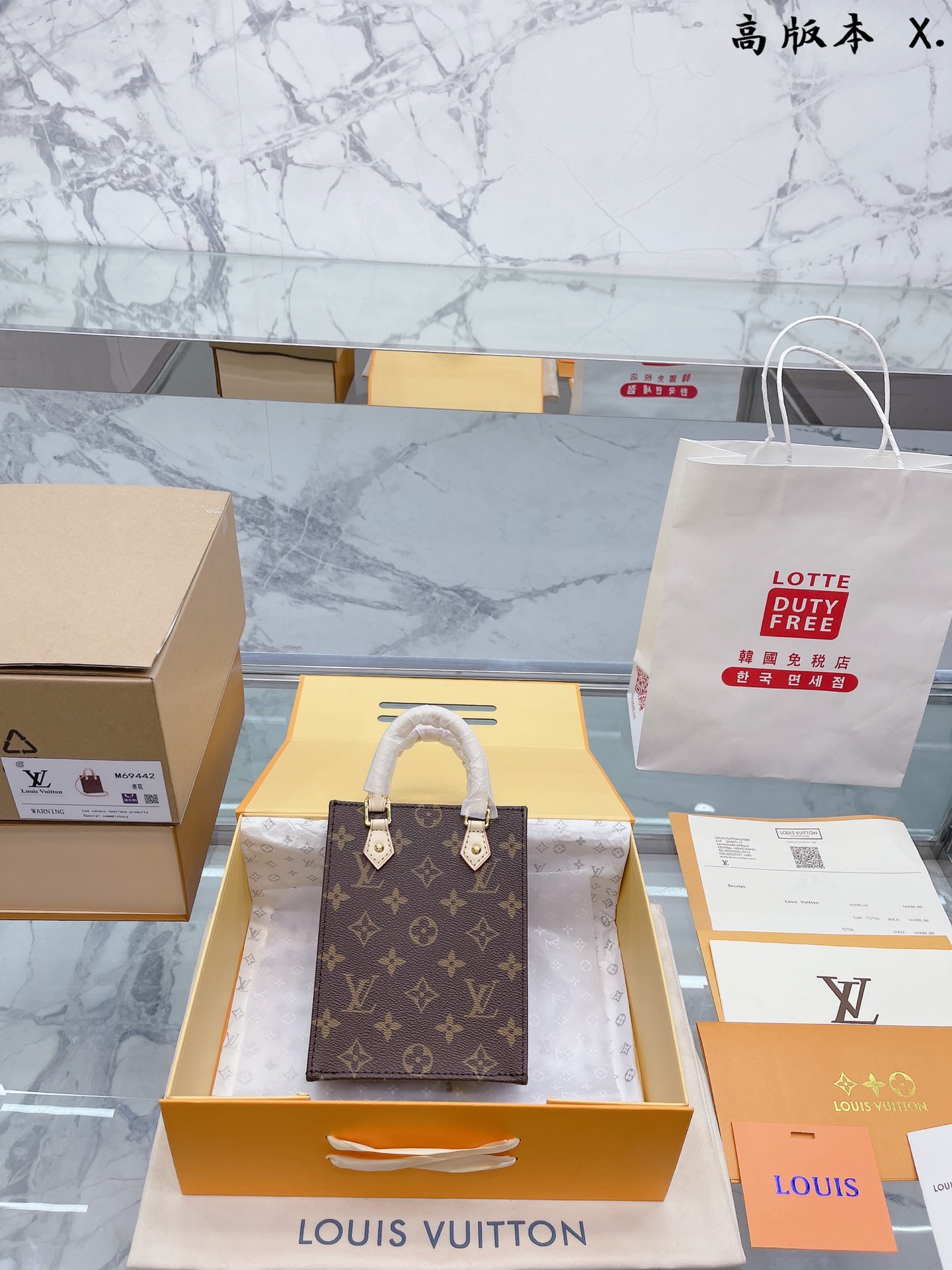 J5 原单品质 原单 Louis Vuitton 路易威登 LV 变色皮琴谱包 今年竖款的mini购物袋也太流行了这个琴谱包也巨美呀我真的太喜欢这种复古风格了~ 超可爱一眼心动 包包容量不是很大 但是日常的手机粉饼 车钥匙 门钥匙 纸巾这些都可以同时容纳的 采用进口小牛皮 万能百搭 不同风格都可以hold住 风衣搭配巨好看Mini尺寸14 17cm