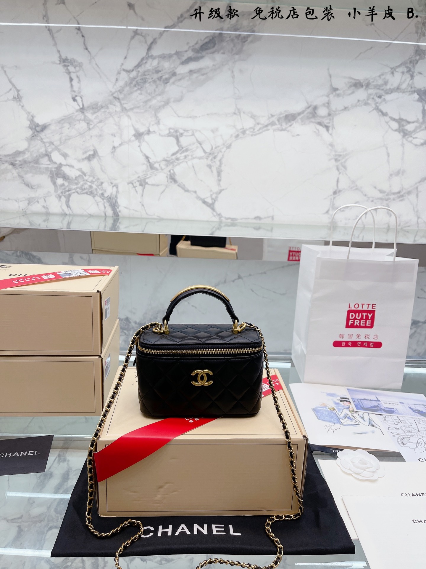 K0 原单小羊皮 升级款 免税店新包装 Chanel 手工坊手柄小盒子上身可可爱爱金!小黑子多了手柄设计，实物看还是非常精致的回越小的包包制作工艺更麻烦，小皮具只服Chanel!至于容量，我放了一个粉饼还蛮大的那种、唇釉、耳机、小梳子，女生出门基本也差不多这些吧，基本都是够放的 17 12cm 配新包装礼盒