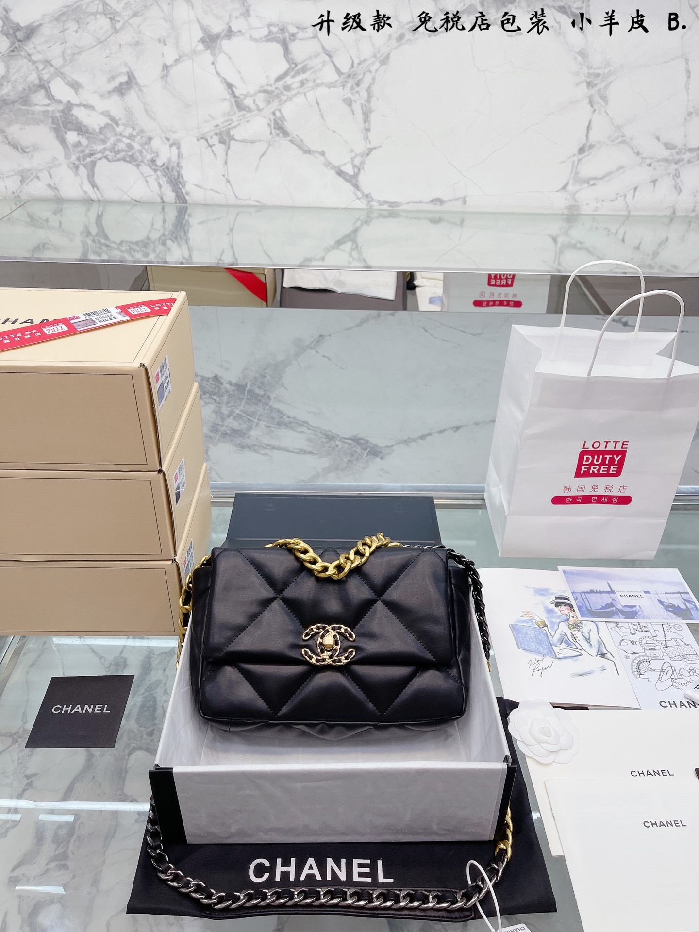 K0 小羊皮 升级款免税店包装 折叠礼盒包装 最能hold的住任何身段的搭配一定不会出错 Chanel19手袋口盖包 轻盈绵柔质感山羊皮结合大菱格设计元素三种背法:斜挎、单肩、手提 链条拼接:古金、古银、亮银 尺寸: 26cm