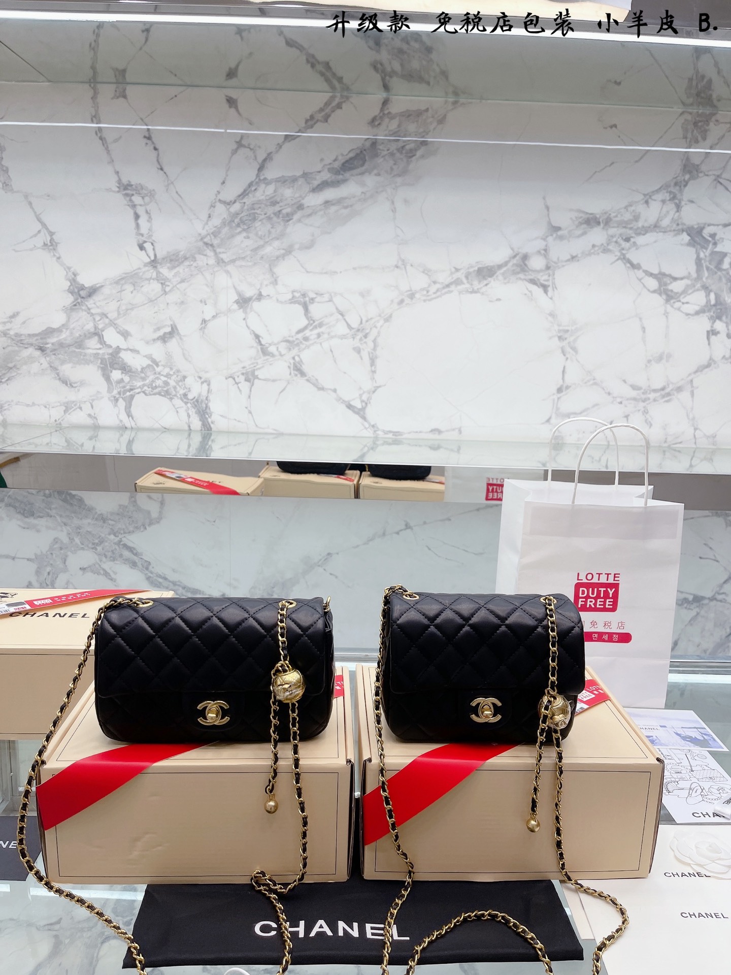 小羊皮 升级款 免税店包装 小羊皮香奶奶 金球方胖子 “New Arrival” 最美金球方胖子人间香奈儿 白富美小姐姐必备款 单独夸最让人挪不开眼 就是小金球了太高级~ 今年的小香包链条可以调节 这一点太人性化了不管是高个子还是小个子圈都可以驾驭 Chanel小金球 20/18cm