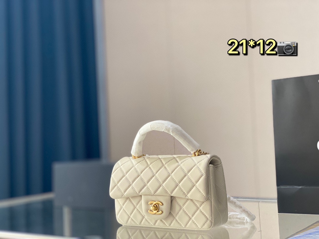 K5 香奈儿Chanel以coco仙女小姐本尊命名的Coco handle bag~盐手上这只是coco handle mini款它是香奈儿为数不多有手柄的包包半圆形手柄搭配黑金配色，优雅复古没有任何季节的束缚，也没有任何场合的局限21*12cm