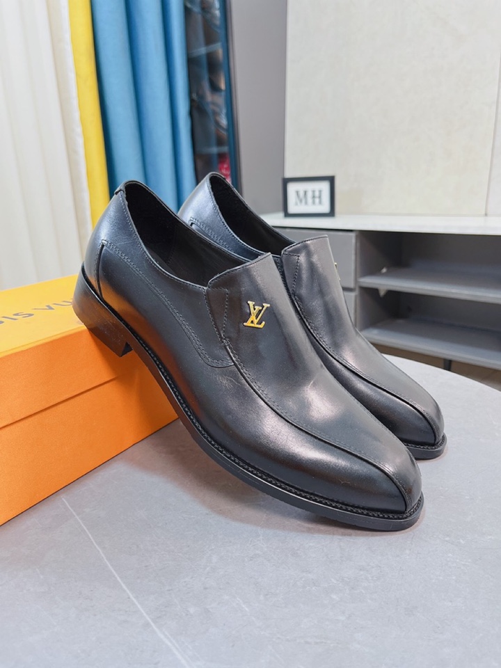 J0 牛里Louis Vuitton 路易威登开边猪皮鞋最火爆的经典之做。官网同步，鞋面采用意大利进口鞋面压纹舒适的牛皮内里，时尚气息，独特品牌独特工艺。彰显了新一年度的爆款风格。别再犹豫，别再徘徊，您也赶紧入手吧。