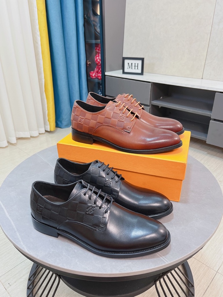 J0 牛里Louis Vuitton 路易威登开边猪皮鞋最火爆的经典之做。官网同步，鞋面采用意大利进口鞋面压纹舒适的牛皮内里，时尚气息，独特品牌独特工艺。彰显了新一年度的爆款风格。别再犹豫，别再徘徊，您也赶紧入手吧。