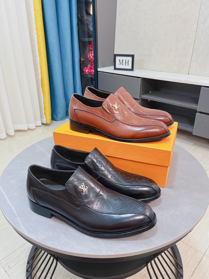 J0 牛里Louis Vuitton 路易威登开边猪皮鞋最火爆的经典之做。官网同步，鞋面采用意大利进口鞋面压纹舒适的牛皮内里，时尚气息，独特品牌独特工艺。彰显了新一年度的爆款风格。别再犹豫，别再徘徊，您也赶紧入手吧。