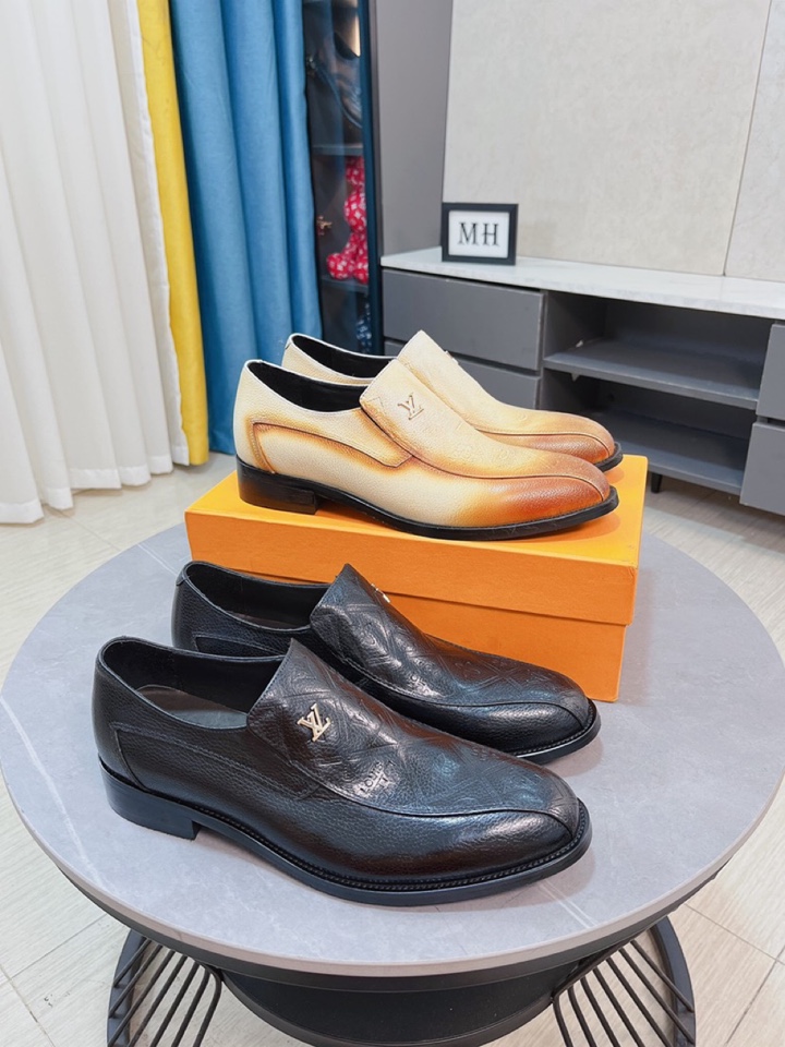 J0 牛里Louis Vuitton 路易威登开边猪皮鞋最火爆的经典之做。官网同步，鞋面采用意大利进口鞋面压纹舒适的牛皮内里，时尚气息，独特品牌独特工艺。彰显了新一年度的爆款风格。别再犹豫，别再徘徊，您也赶紧入手吧。