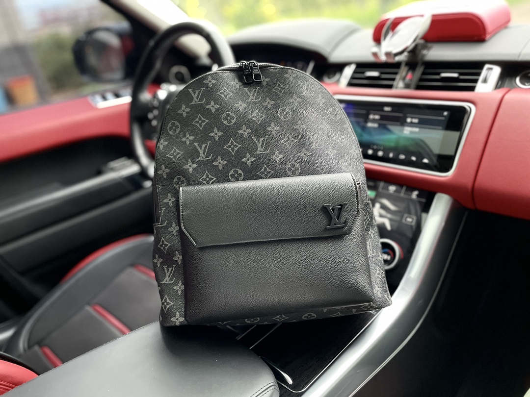 K0 高端货 “ Louis Vuitton”双肩包 M57079 AEROGRAM 双肩包 全新  Louis Vuitton 路易威登 LV  Aerogram 双肩包以儒雅气质革新潮流之选。细腻牛皮革宛如1日式航空信笺般柔软，点缀哑光金属  Louis Vuitton 路易威登 LV  标识。主隔层和翻盖前袋为周末出 游或徜徉城市提供充裕随行空间。尺寸30/43/14。P265