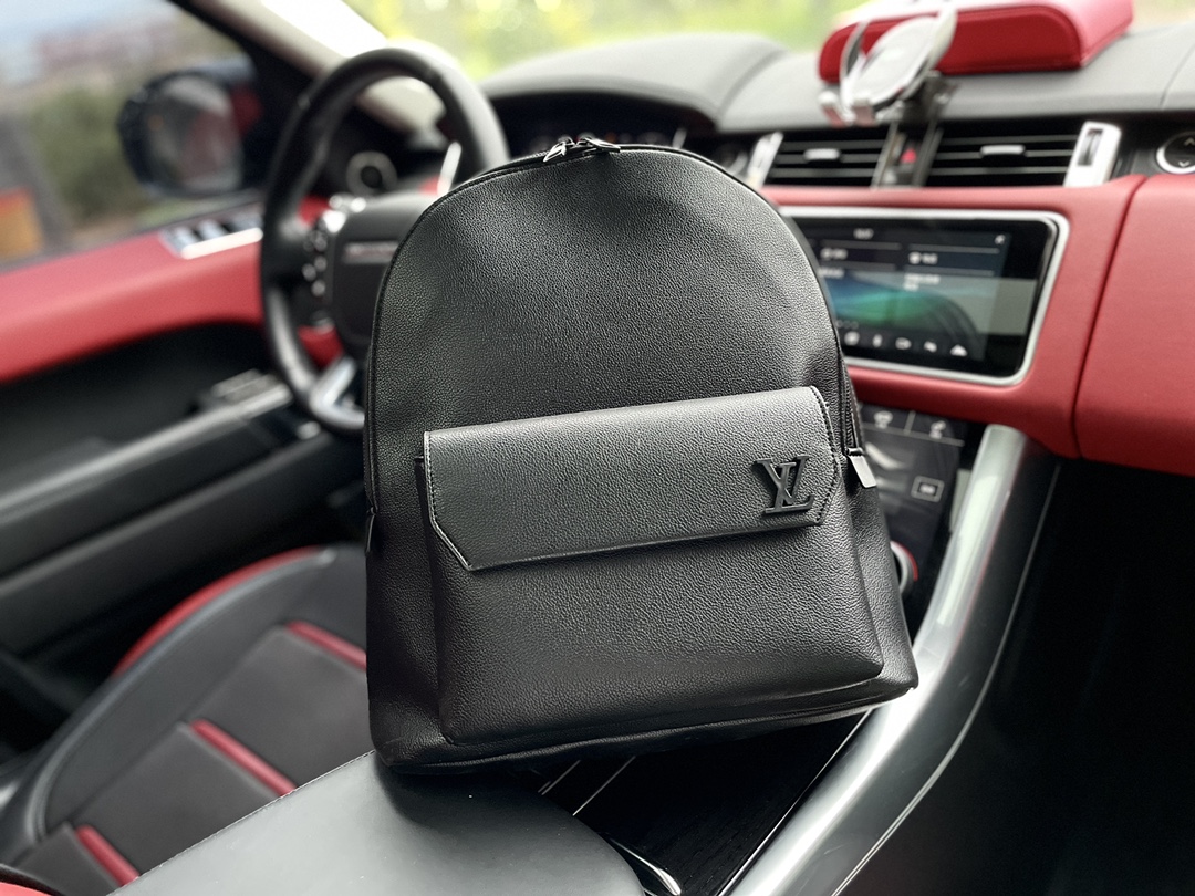 K0 高端货 “ Louis Vuitton”双肩包 M57079 AEROGRAM 双肩包 全新  Louis Vuitton 路易威登 LV  Aerogram 双肩包以儒雅气质革新潮流之选。细腻牛皮革宛如1日式航空信笺般柔软，点缀哑光金属  Louis Vuitton 路易威登 LV  标识。主隔层和翻盖前袋为周末出游或徜徉城市提供充裕随行空间。尺寸30/43/14。P265