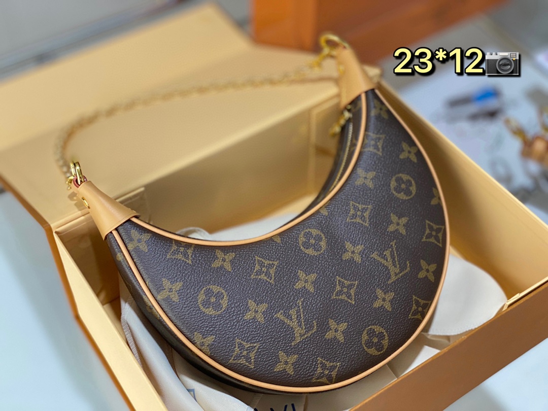 K5 2022  Louis Vuitton 路易威登 LV 月牙包 豌豆包 容量很大 可以放得下手机 配了宽肩带链条