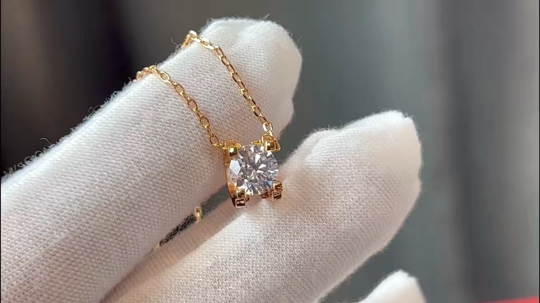 Cartier 玫瑰金牛角项链 视频