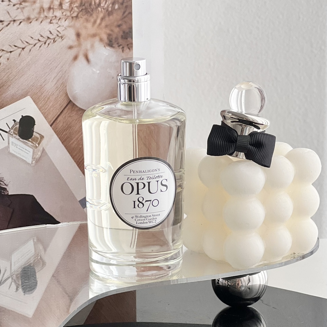 110💰专柜品质
潘海利根香水 咏曲1870
penhaligons opus 1870
前调：芫荽 日本柚子 胡椒
中调：肉桂 焚香 玫瑰
后调：麝香 檀香木 雪松
属性：男香
标签：木香 漬新辛辣 温暖辛辣树脂柑橘

味道看起来仿佛一包卤料，但是确实异常清爽的中性香，柚子味比较足但是又有檀木麝香的稳定。非常适合职场，沉静中带一点攻击性，男女皆宜