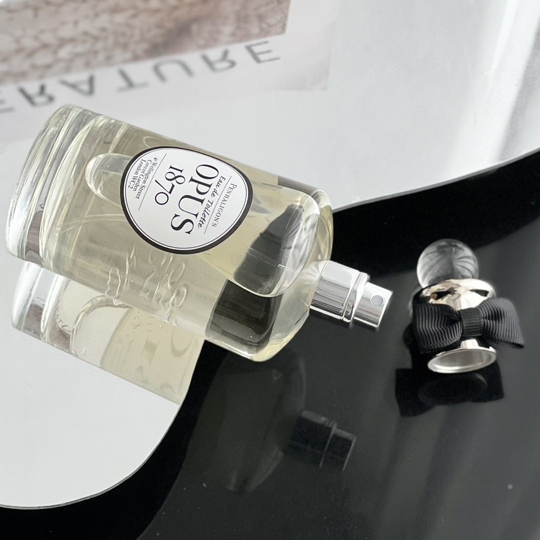 110💰专柜品质
潘海利根香水 咏曲1870
penhaligons opus 1870
前调：芫荽 日本柚子 胡椒
中调：肉桂 焚香 玫瑰
后调：麝香 檀香木 雪松
属性：男香
标签：木香 漬新辛辣 温暖辛辣树脂柑橘

味道看起来仿佛一包卤料，但是确实异常清爽的中性香，柚子味比较足但是又有檀木麝香的稳定。非常适合职场，沉静中带一点攻击性，男女皆宜