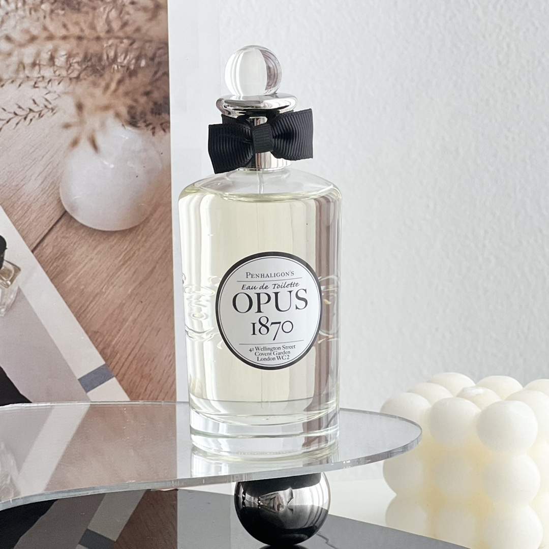 110💰专柜品质
潘海利根香水 咏曲1870
penhaligons opus 1870
前调：芫荽 日本柚子 胡椒
中调：肉桂 焚香 玫瑰
后调：麝香 檀香木 雪松
属性：男香
标签：木香 漬新辛辣 温暖辛辣树脂柑橘

味道看起来仿佛一包卤料，但是确实异常清爽的中性香，柚子味比较足但是又有檀木麝香的稳定。非常适合职场，沉静中带一点攻击性，男女皆宜