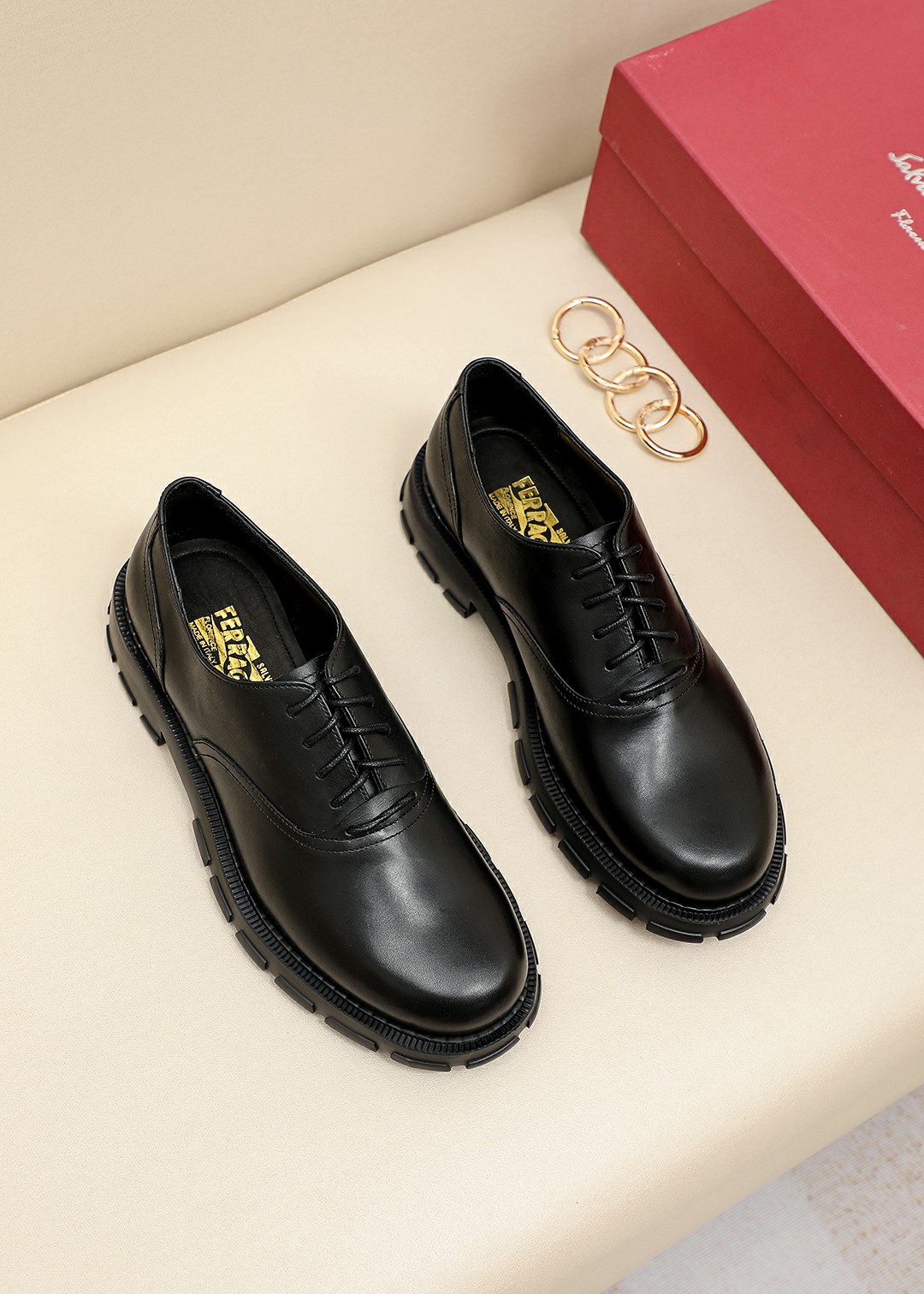 K0 专柜品质顶级代购菲拉格慕爆款2022男士正装皮鞋纯正高品质可1:1比较面料：意大利进口原版定制头层小牛皮内里：全进口水染牛皮里垫专柜同步发售，鞋底：意大利真皮十东莞进口橡胶大底原厂特供原版底超级舒适，原厂跟单货，高品质，可随意进出专柜，欢迎对比专柜同步，正码38–4445订制