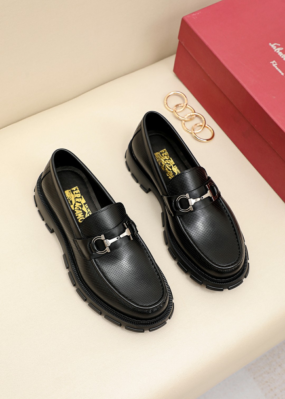 K0 专柜品质顶级代购菲拉格慕爆款2022男士正装皮鞋纯正高品质可1:1比较面料：意大利进口原版定制头层小牛皮内里：全进口水染牛皮里垫专柜同步发售，鞋底：意大利真皮十东莞进口橡胶大底原厂特供原版底超级舒适，原厂跟单货，高品质，可随意进出专柜，欢迎对比专柜同步，正码38–4445订制