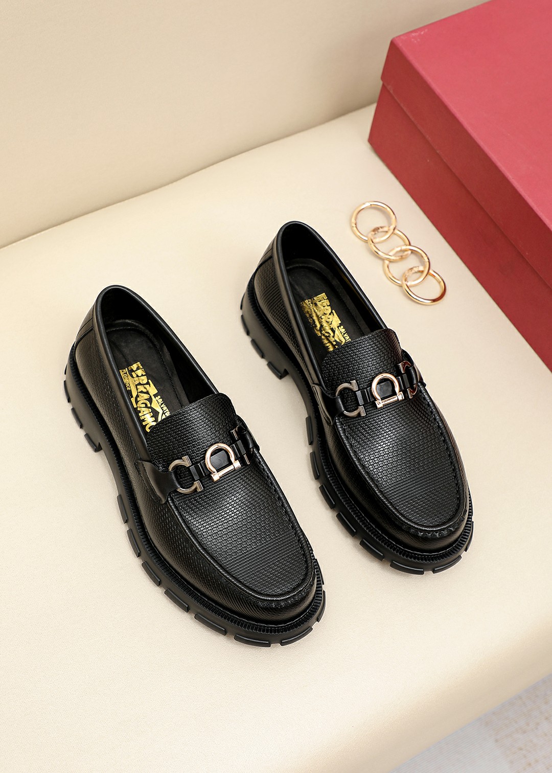 K0 专柜品质顶级代购菲拉格慕爆款2022男士正装皮鞋纯正高品质可1:1比较面料：意大利进口原版定制头层小牛皮内里：全进口水染牛皮里垫专柜同步发售，鞋底：意大利真皮十东莞进口橡胶大底原厂特供原版底超级舒适，原厂跟单货，高品质，可随意进出专柜，欢迎对比专柜同步，正码38–4445订制