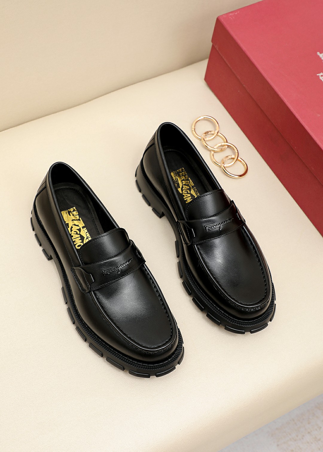 K0 专柜品质顶级代购菲拉格慕爆款2022男士正装皮鞋纯正高品质可1:1比较面料：意大利进口原版定制头层小牛皮内里：全进口水染牛皮里垫专柜同步发售，鞋底：意大利真皮十东莞进口橡胶大底原厂特供原版底超级舒适，原厂跟单货，高品质，可随意进出专柜，欢迎对比专柜同步，正码38–4445订制