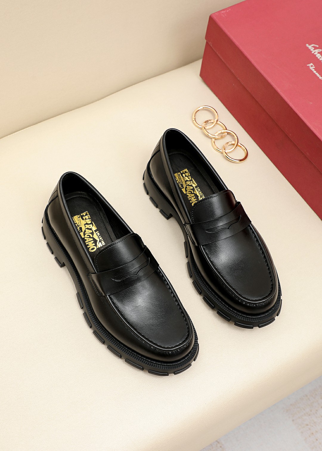 K0 专柜品质顶级代购菲拉格慕爆款2022男士正装皮鞋纯正高品质可1:1比较面料：意大利进口原版定制头层小牛皮内里：全进口水染牛皮里垫专柜同步发售，鞋底：意大利真皮十东莞进口橡胶大底原厂特供原版底超级舒适，原厂跟单货，高品质，可随意进出专柜，欢迎对比专柜同步，正码38–4445订制