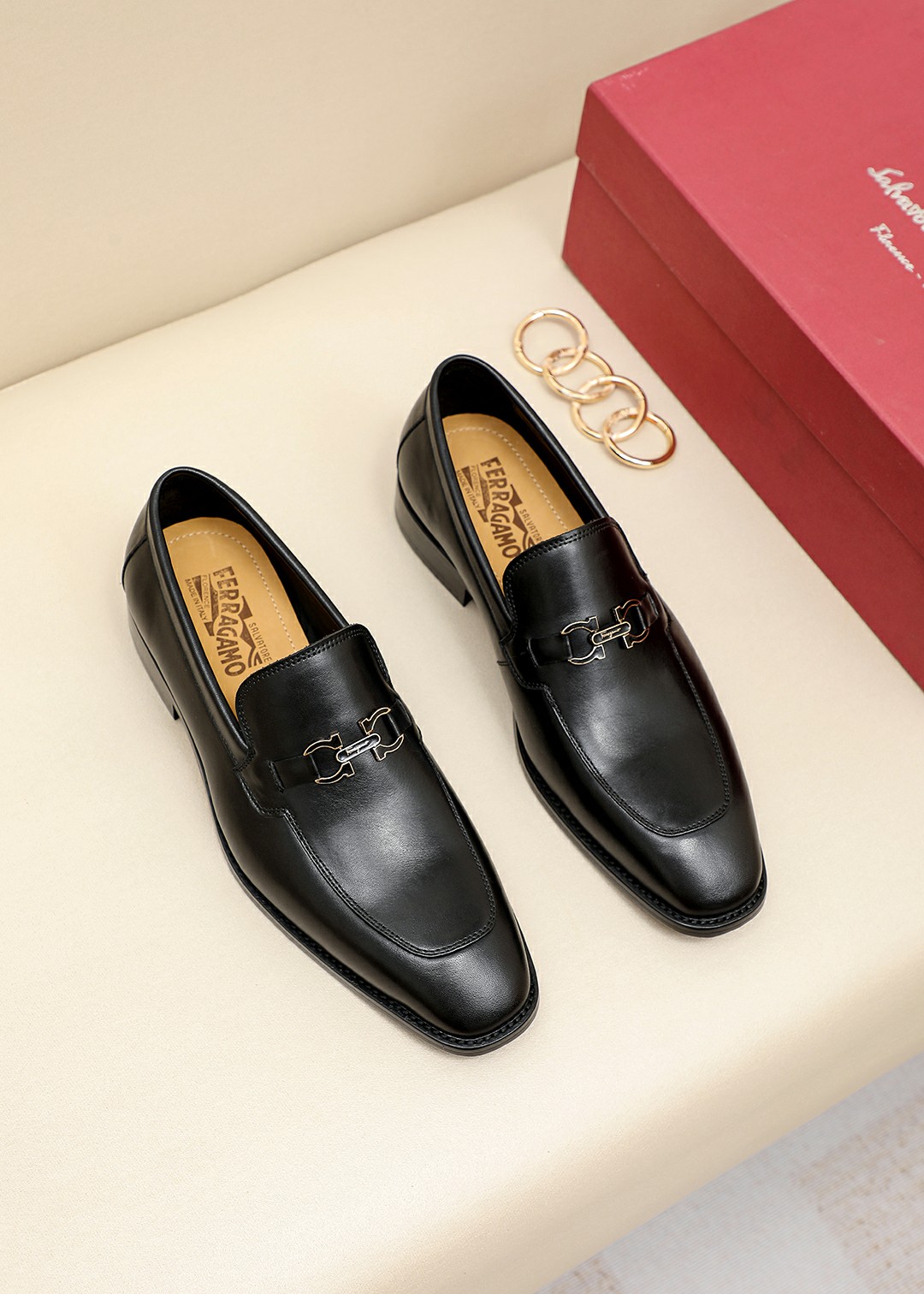 J0 Ferragamo菲拉格慕官网1：1男士休闲皮鞋专柜同款，原版开磨，鞋面采用意大利进口胎牛皮配精致五金扣，水染牛皮内里，成熟中不失稳重的气质，非常的舒适，热销款，赶快拥有，