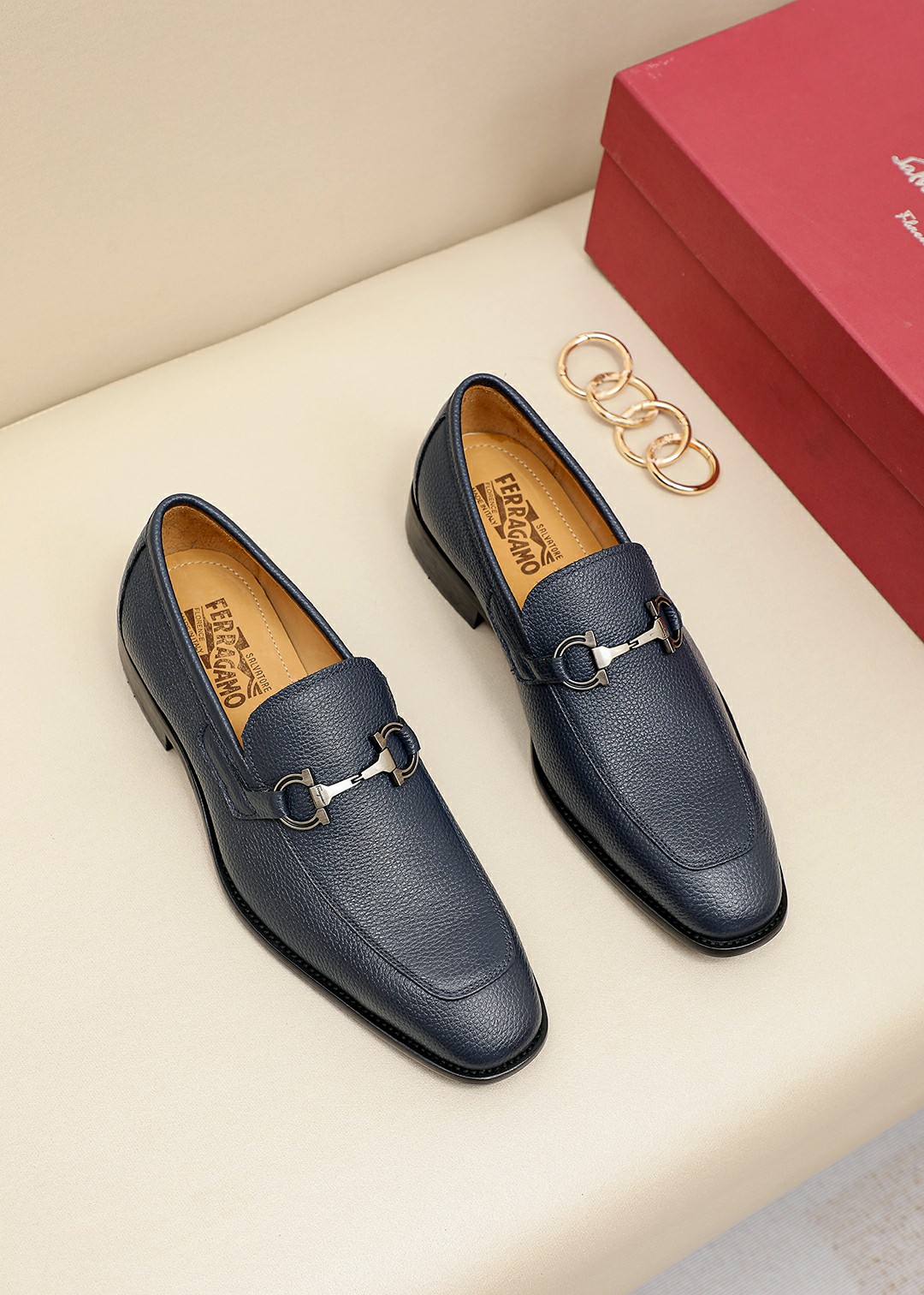 J0 Ferragamo菲拉格慕官网1：1男士休闲皮鞋专柜同款，原版开磨，鞋面采用意大利进口胎牛皮配精致五金扣，水染牛皮内里，成熟中不失稳重的气质，非常的舒适，热销款，赶快拥有，