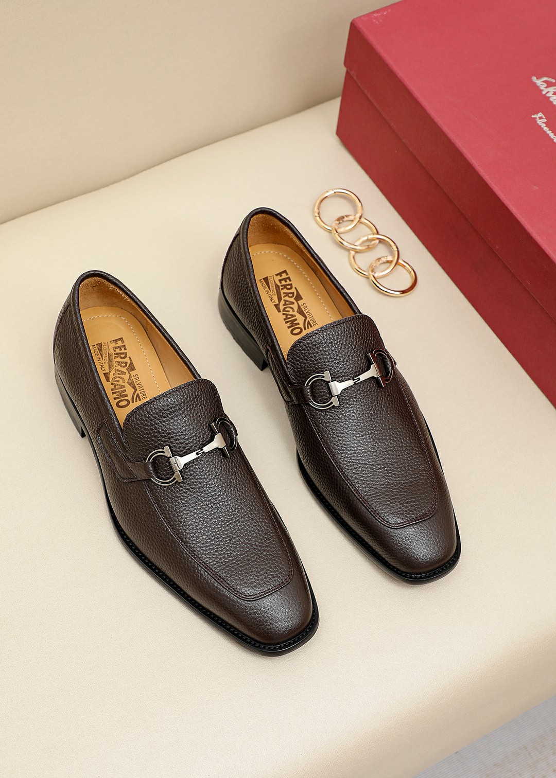 J0 Ferragamo菲拉格慕官网1：1男士休闲皮鞋专柜同款，原版开磨，鞋面采用意大利进口胎牛皮配精致五金扣，水染牛皮内里，成熟中不失稳重的气质，非常的舒适，热销款，赶快拥有，