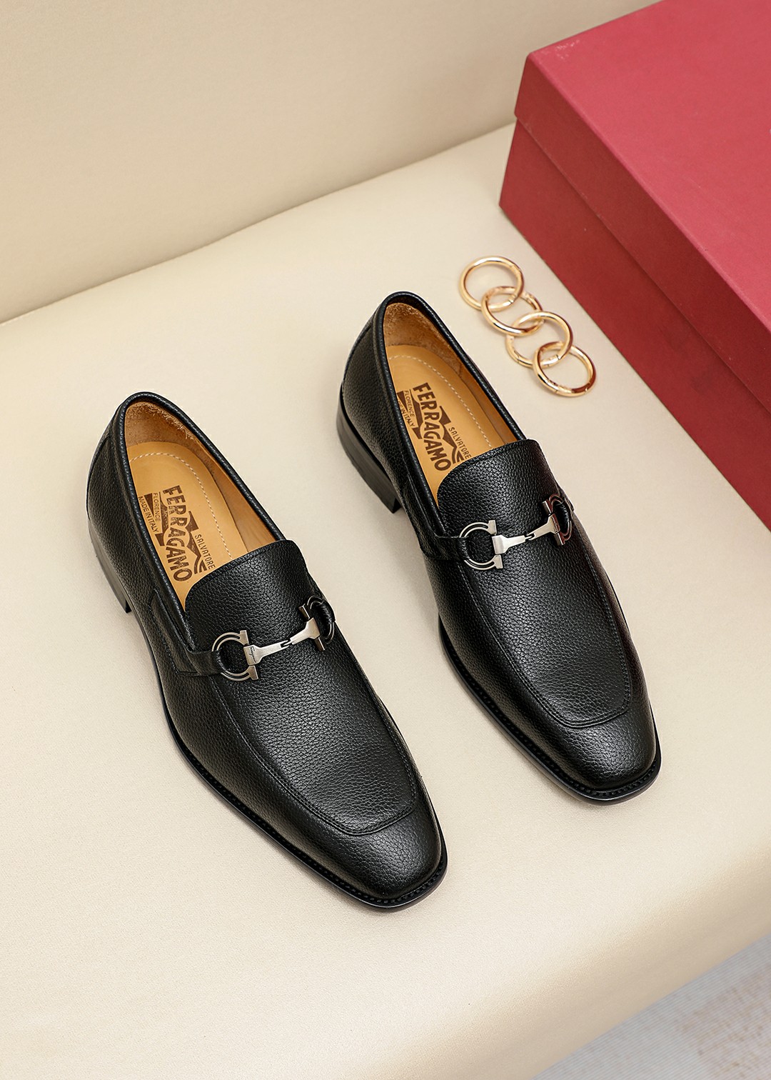 J0 Ferragamo菲拉格慕官网1：1男士休闲皮鞋专柜同款，原版开磨，鞋面采用意大利进口胎牛皮配精致五金扣，水染牛皮内里，成熟中不失稳重的气质，非常的舒适，热销款，赶快拥有，