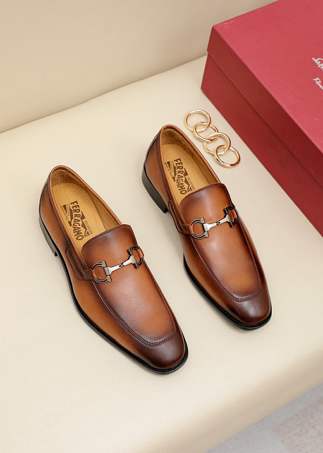 J0 Ferragamo菲拉格慕官网1：1男士休闲皮鞋专柜同款，原版开磨，鞋面采用意大利进口胎牛皮配精致五金扣，水染牛皮内里，成熟中不失稳重的气质，非常的舒适，热销款，赶快拥有，