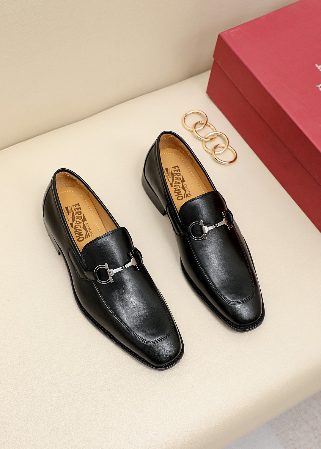 J0 Ferragamo菲拉格慕官网1：1男士休闲皮鞋专柜同款，原版开磨，鞋面采用意大利进口胎牛皮配精致五金扣，水染牛皮内里，成熟中不失稳重的气质，非常的舒适，热销款，赶快拥有，