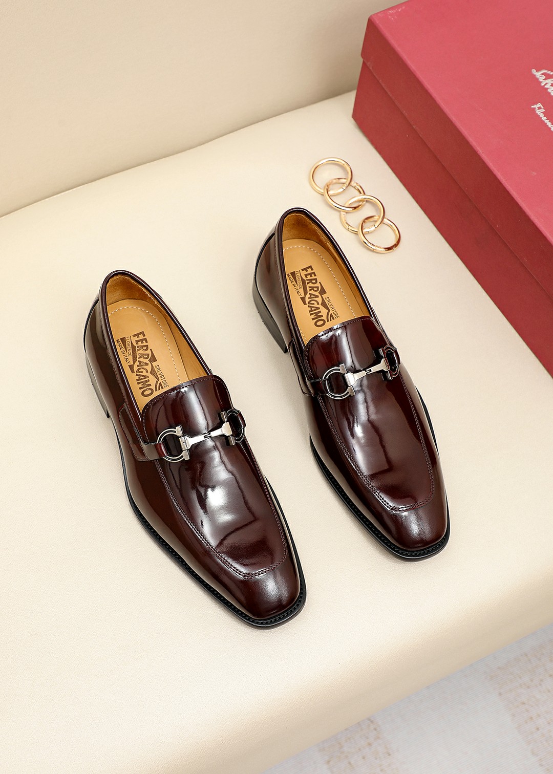 J0 Ferragamo菲拉格慕官网1：1男士休闲皮鞋专柜同款，原版开磨，鞋面采用意大利进口胎牛皮配精致五金扣，水染牛皮内里，成熟中不失稳重的气质，非常的舒适，热销款，赶快拥有，