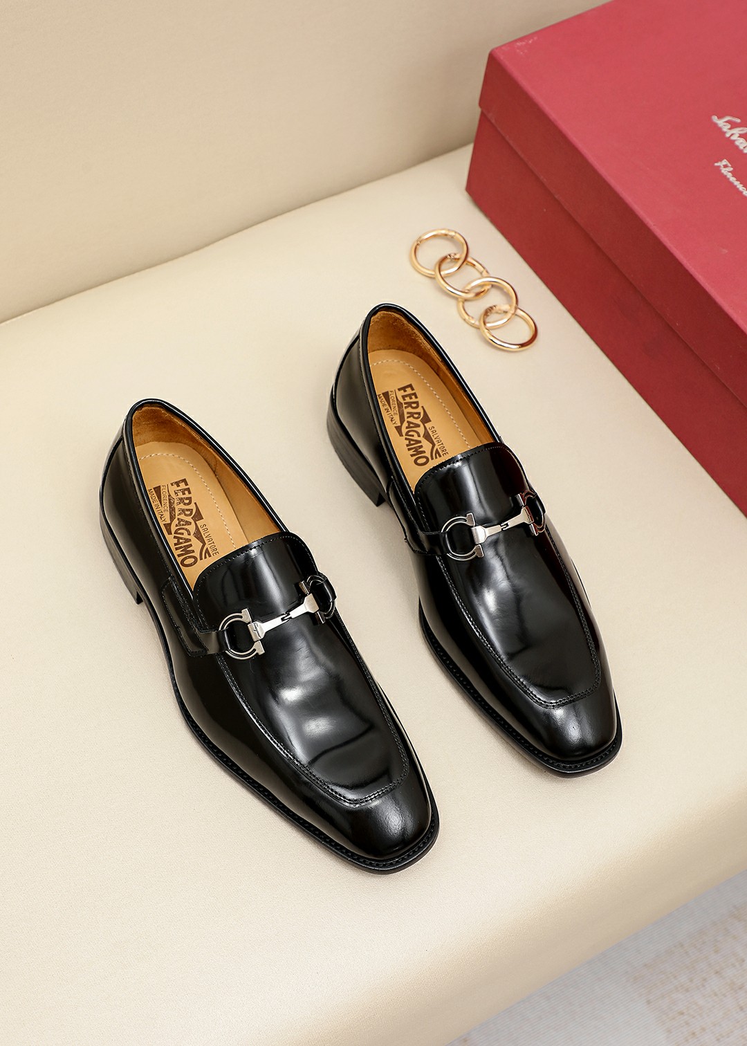 J0 Ferragamo菲拉格慕官网1：1男士休闲皮鞋专柜同款，原版开磨，鞋面采用意大利进口胎牛皮配精致五金扣，水染牛皮内里，成熟中不失稳重的气质，非常的舒适，热销款，赶快拥有，