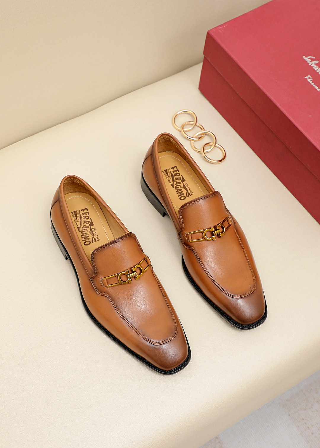 J0 Ferragamo菲拉格慕官网1：1男士休闲皮鞋专柜同款，原版开磨，鞋面采用意大利进口胎牛皮配精致五金扣，水染牛皮内里，成熟中不失稳重的气质，非常的舒适，热销款，赶快拥有，