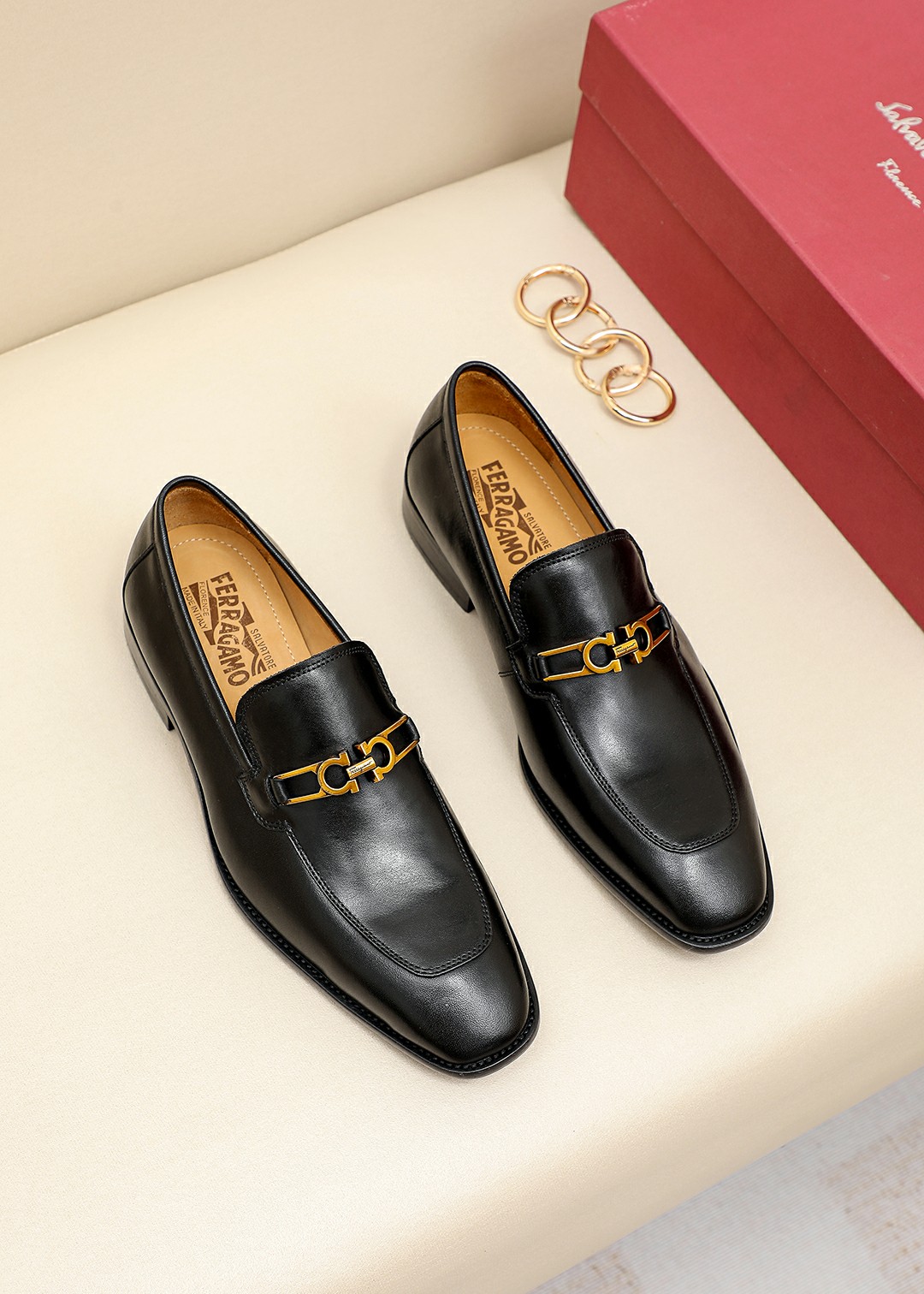 J0 Ferragamo菲拉格慕官网1：1男士休闲皮鞋专柜同款，原版开磨，鞋面采用意大利进口胎牛皮配精致五金扣，水染牛皮内里，成熟中不失稳重的气质，非常的舒适，热销款，赶快拥有，