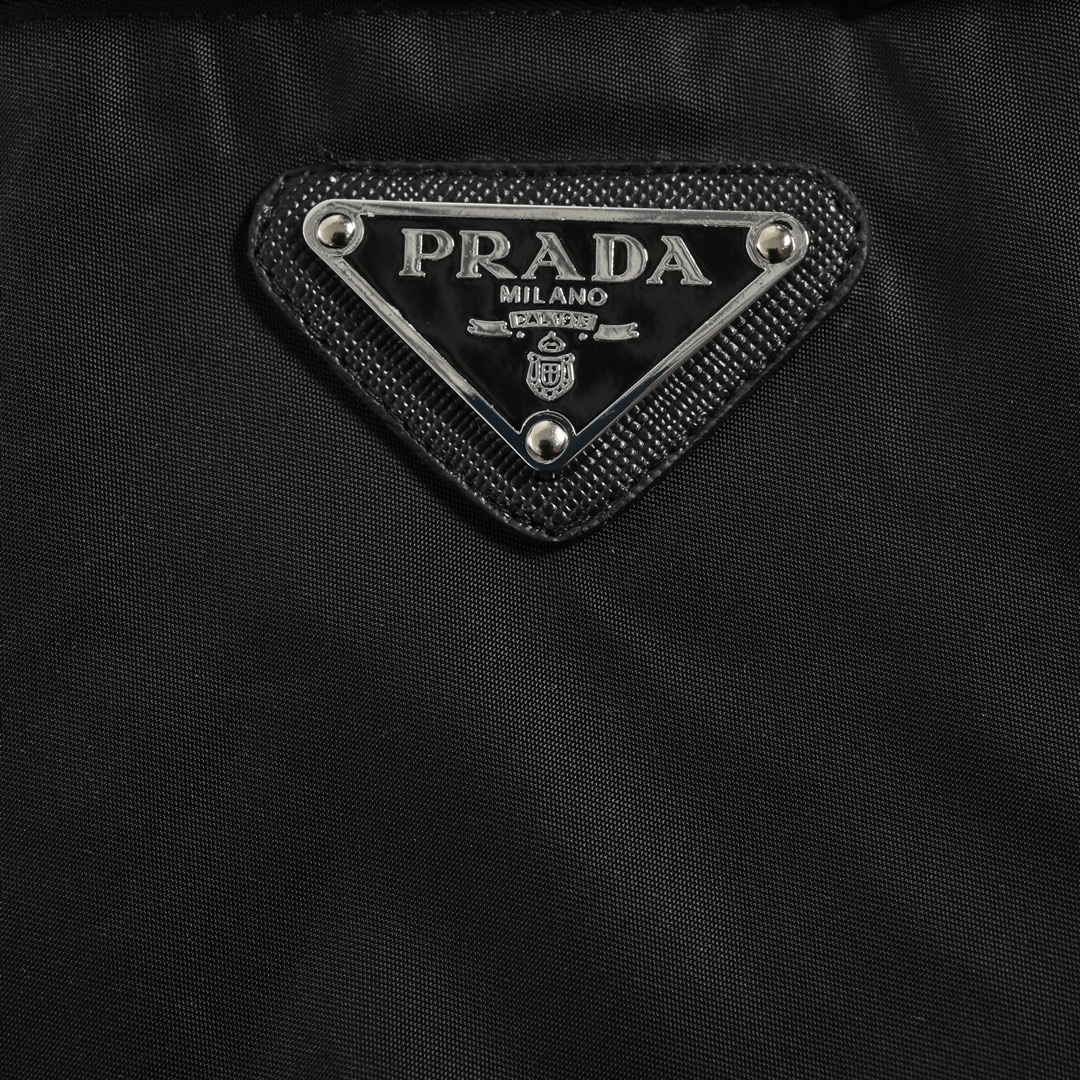 Prada普拉达 22Fw 三角标口袋圆领卫衣