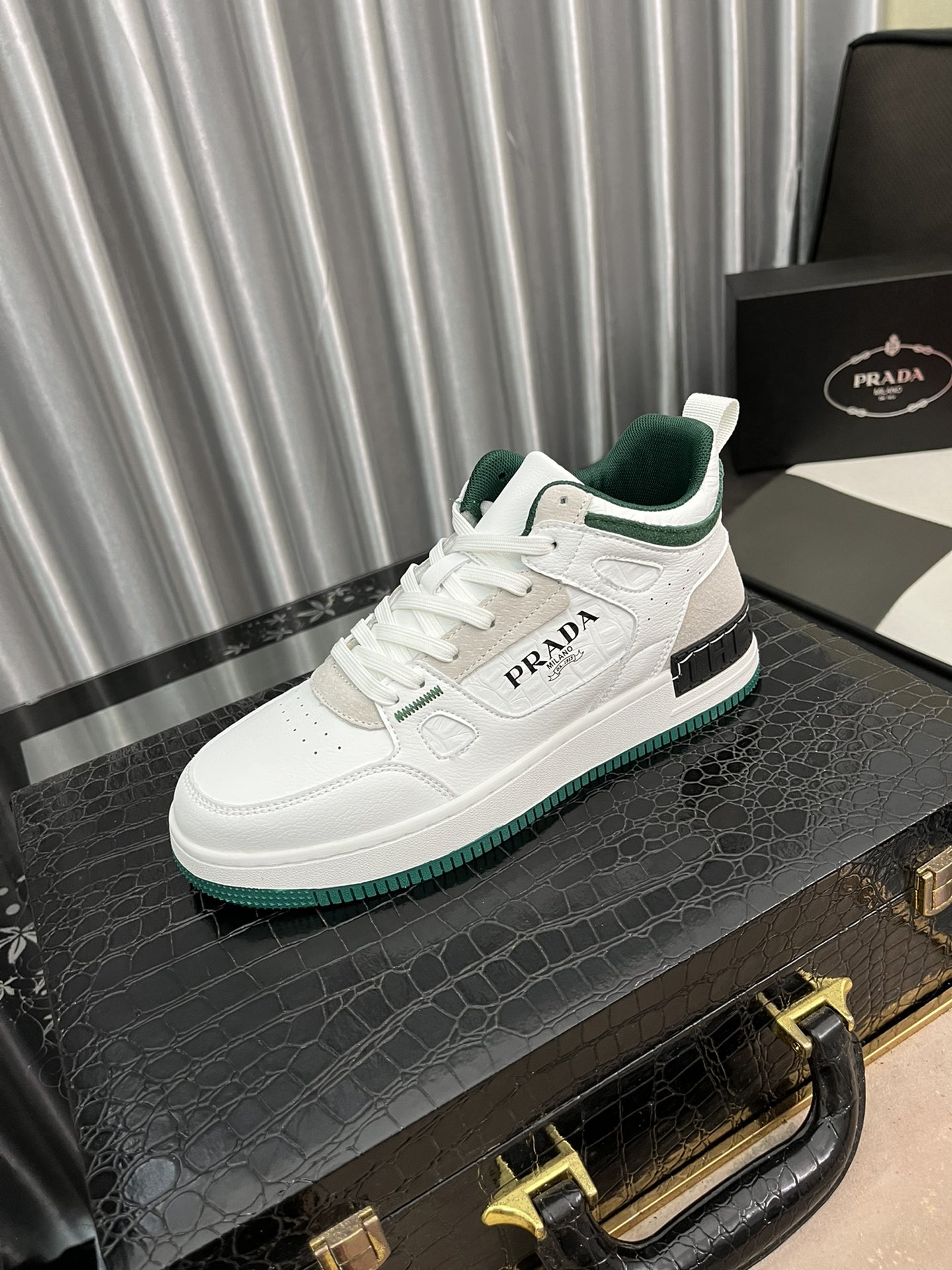 I5 PRADA普拉达 香港专柜休闲鞋，进口特殊面料优质做工，鞋面采用透气飞织弹力立体面料，舒适透气内里，原版柔软橡胶大底 ，休闲时尚，高端品质，