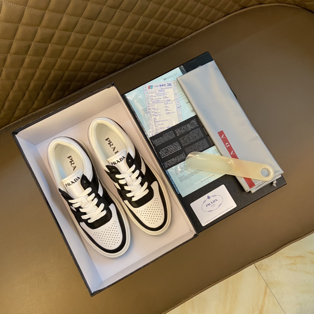 Prada 普拉达 ～独特现代风运动鞋.专柜代购休闲鞋 男士2022专柜同步发售,意大利进口原版品牌精选头柔软特殊材质. 拒绝脱色磨脚鞋底：原厂特供原版底, 超酷 法国懒人风格设计 懒人套脚套脚 原单品质 超舒服原版底 . 适合户外司机驾车完美 ,男鞋码数：38-44 45码可定做黑色 白色选
