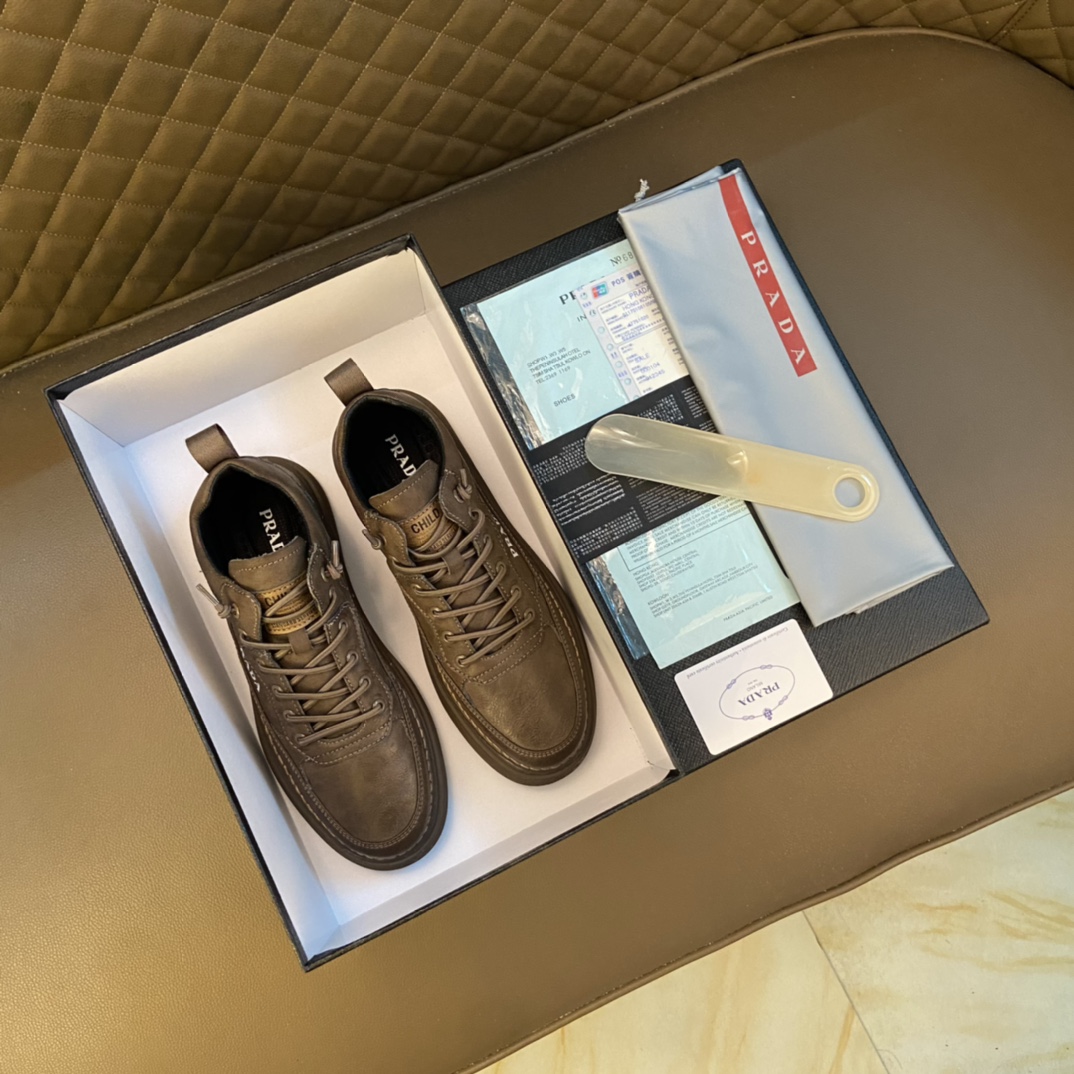 Prada 普拉达 ～独特现代风运动鞋.专柜代购休闲鞋 男士2022专柜同步发售,意大利进口原版品牌精选头柔软特殊材质. 拒绝脱色磨脚鞋底：原厂特供原版底, 超酷 法国懒人风格设计 懒人套脚套脚 原单品质 超舒服原版底 . 适合户外司机驾车完美 ,男鞋码数：38-44 45码可定做棕色选