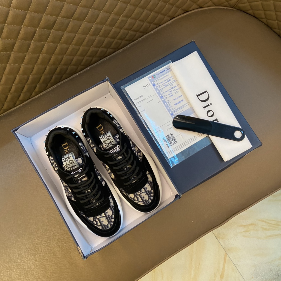 J0 最高版Dior 迪奥  2022走秀春夏款休闲系列著名演员网红身穿超火设计了多款以法国艺术家妮基·圣法尔Niki de Saint Phalle的雕塑作品为圆环圆,材料 面料：进口羊猄 内里、垫脚：羊皮 大底：橡胶大底 男鞋码数：38～44 45码 颜色 白色 黑色 可选 长期供实体店补货