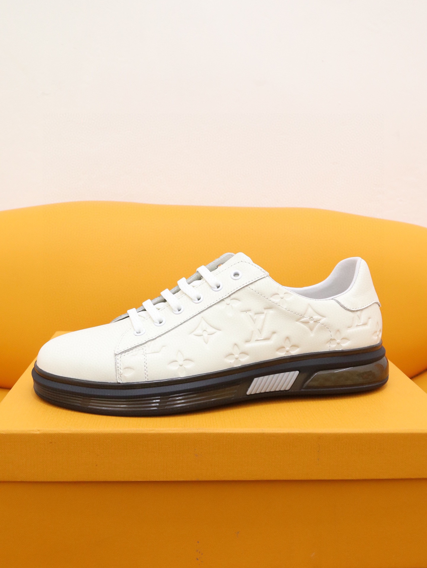 I5 LOUlS VUlTTON路易威登～独特现休闲风。LV专柜代购休闲鞋 男士2022专柜同步发售，意大利进口品牌精选头层意大利牛皮。羊皮内里 拒绝脱色磨脚鞋底：原厂特供原版底实物更赞 适合户外司机驾车完美