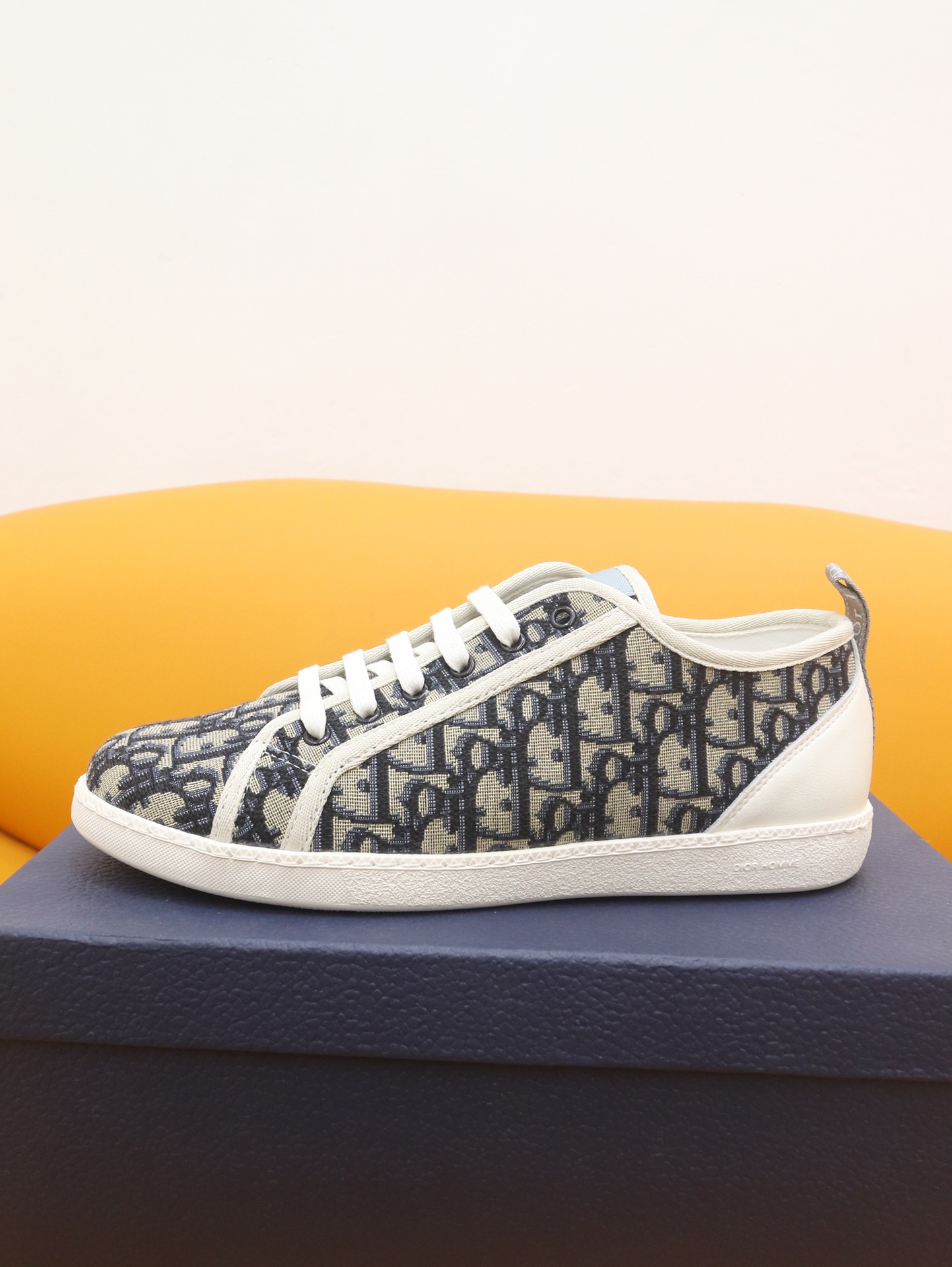 I5 最高版Dior迪奥2022走秀春夏款休闲系列明显 网红身穿 超火设计了多款以法国艺术家妮基·圣法尔Niki de Saint Phalle的雕塑作品为圆环圆，材料 面料：进口原单面料 内里、垫脚：羊皮 大底：橡胶大底 男鞋