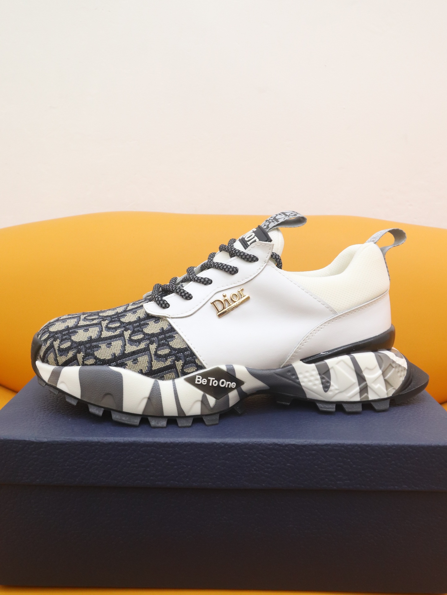 J0 最高版Dior迪奥2022走秀春夏款休闲系列明显 网红身穿 超火设计了多款以法国艺术家妮基·圣法尔Niki de Saint Phalle的雕塑作品为圆环圆，材料 面料：进口原单面料 内里、垫脚：羊皮 大底：橡胶大底 男鞋