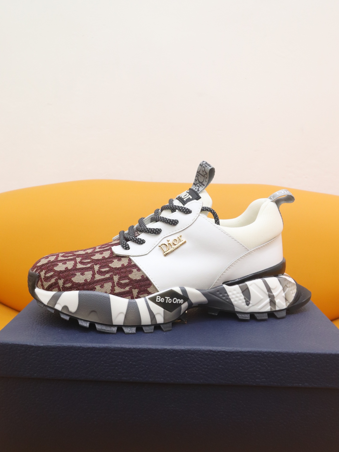 J0 最高版Dior迪奥2022走秀春夏款休闲系列明显 网红身穿 超火设计了多款以法国艺术家妮基·圣法尔Niki de Saint Phalle的雕塑作品为圆环圆，材料 面料：进口原单面料 内里、垫脚：羊皮 大底：橡胶大底 男鞋