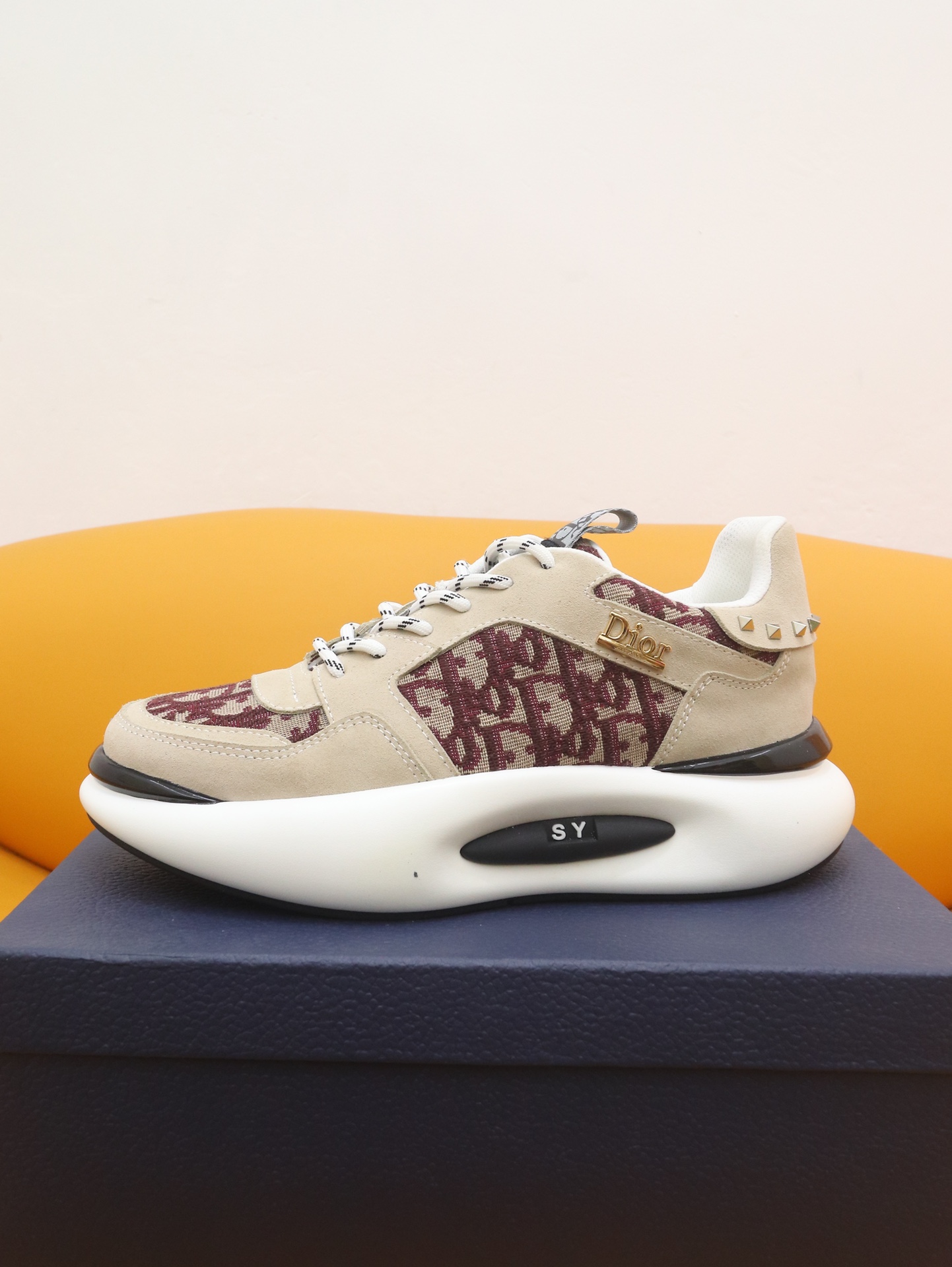 J0 最高版Dior迪奥2022走秀春夏款休闲系列明显 网红身穿 超火设计了多款以法国艺术家妮基·圣法尔Niki de Saint Phalle的雕塑作品为圆环圆，材料 面料：进口原单面料 内里、垫脚：羊皮 大底：橡胶大底 男鞋