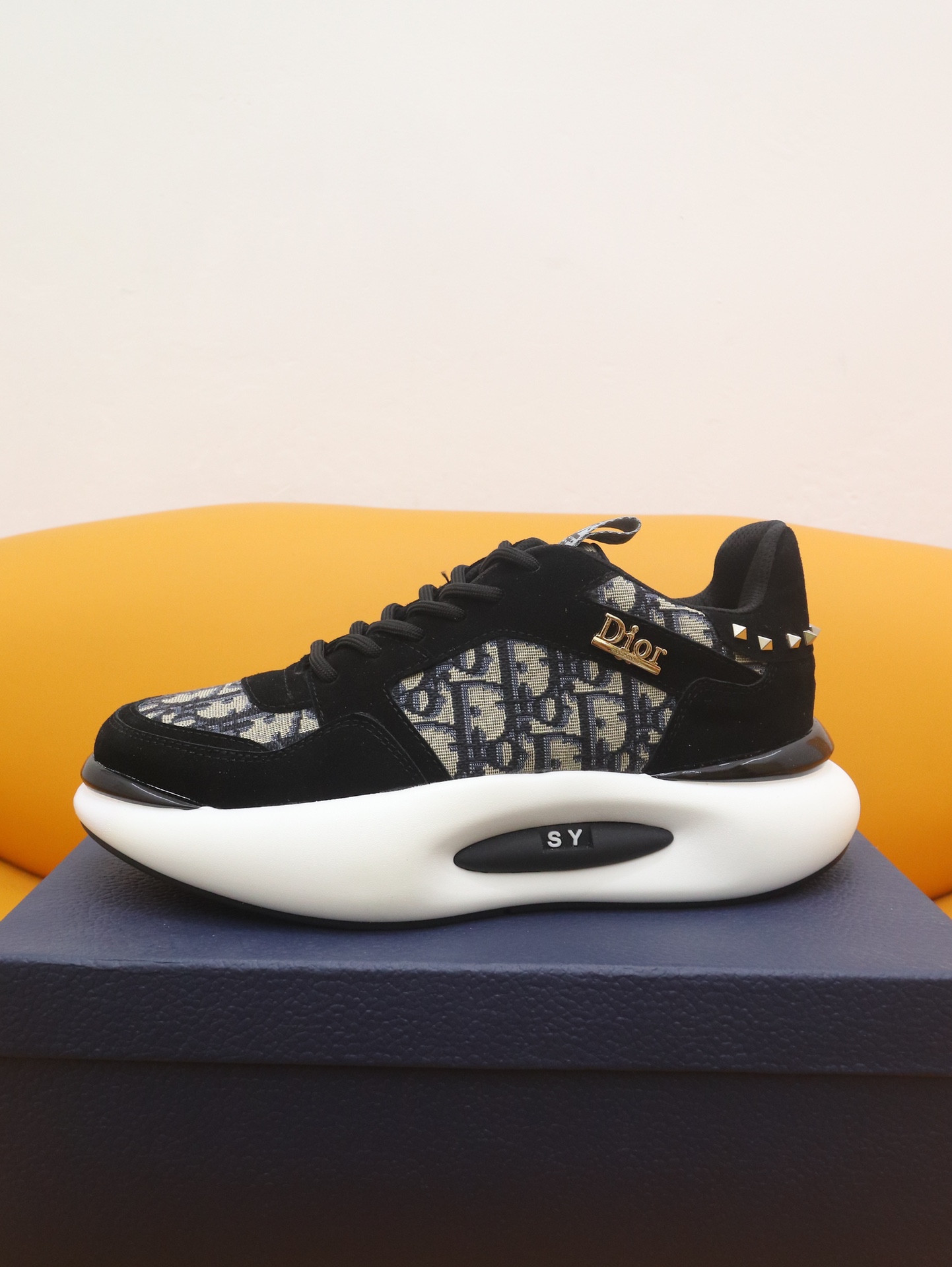 J0 最高版Dior迪奥2022走秀春夏款休闲系列明显 网红身穿 超火设计了多款以法国艺术家妮基·圣法尔Niki de Saint Phalle的雕塑作品为圆环圆，材料 面料：进口原单面料 内里、垫脚：羊皮 大底：橡胶大底 男鞋