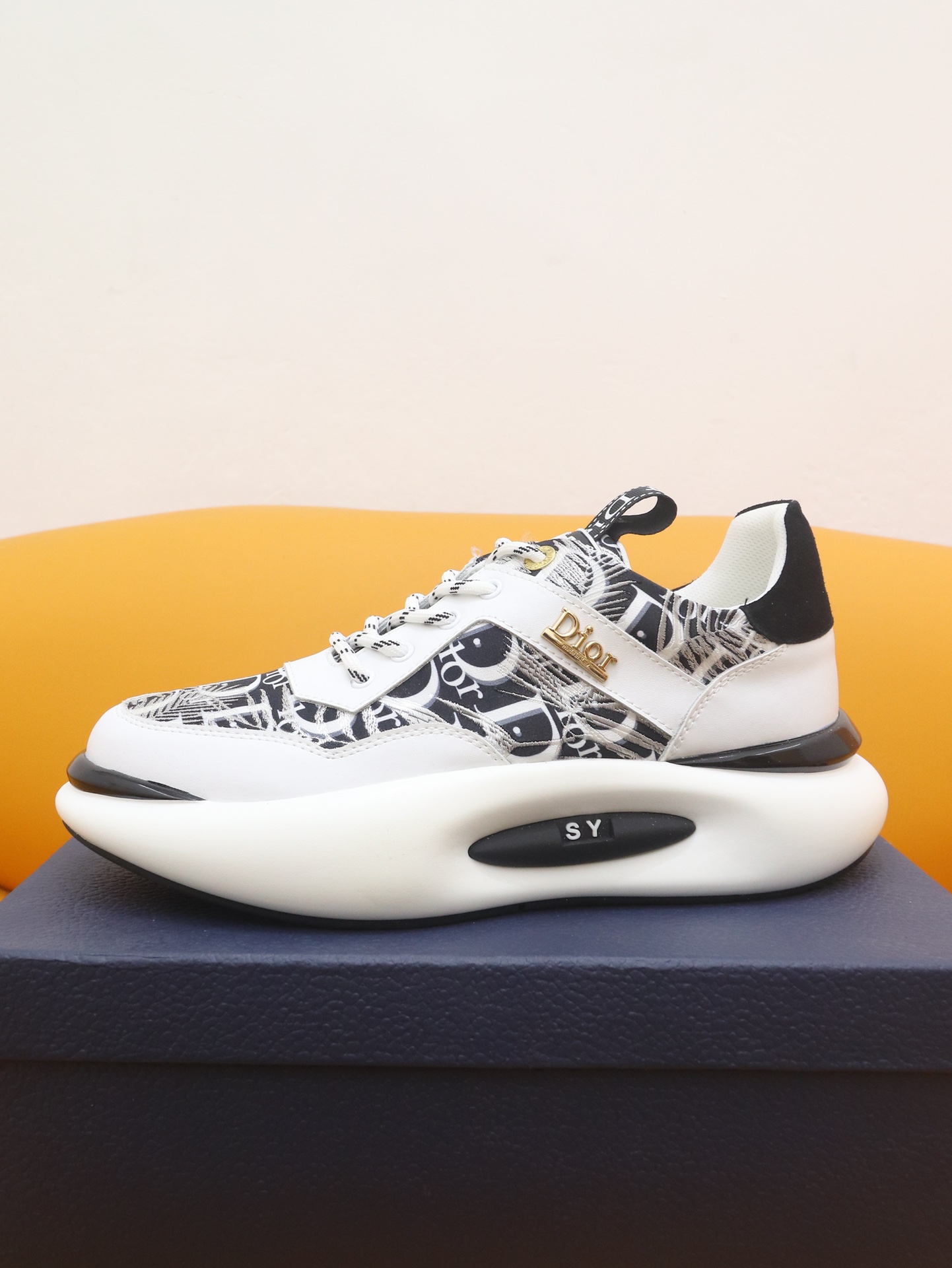 J0 最高版Dior迪奥2022走秀春夏款休闲系列明显 网红身穿 超火设计了多款以法国艺术家妮基·圣法尔Niki de Saint Phalle的雕塑作品为圆环圆，材料 面料：进口原单面料 内里、垫脚：羊皮 大底：橡胶大底 男鞋