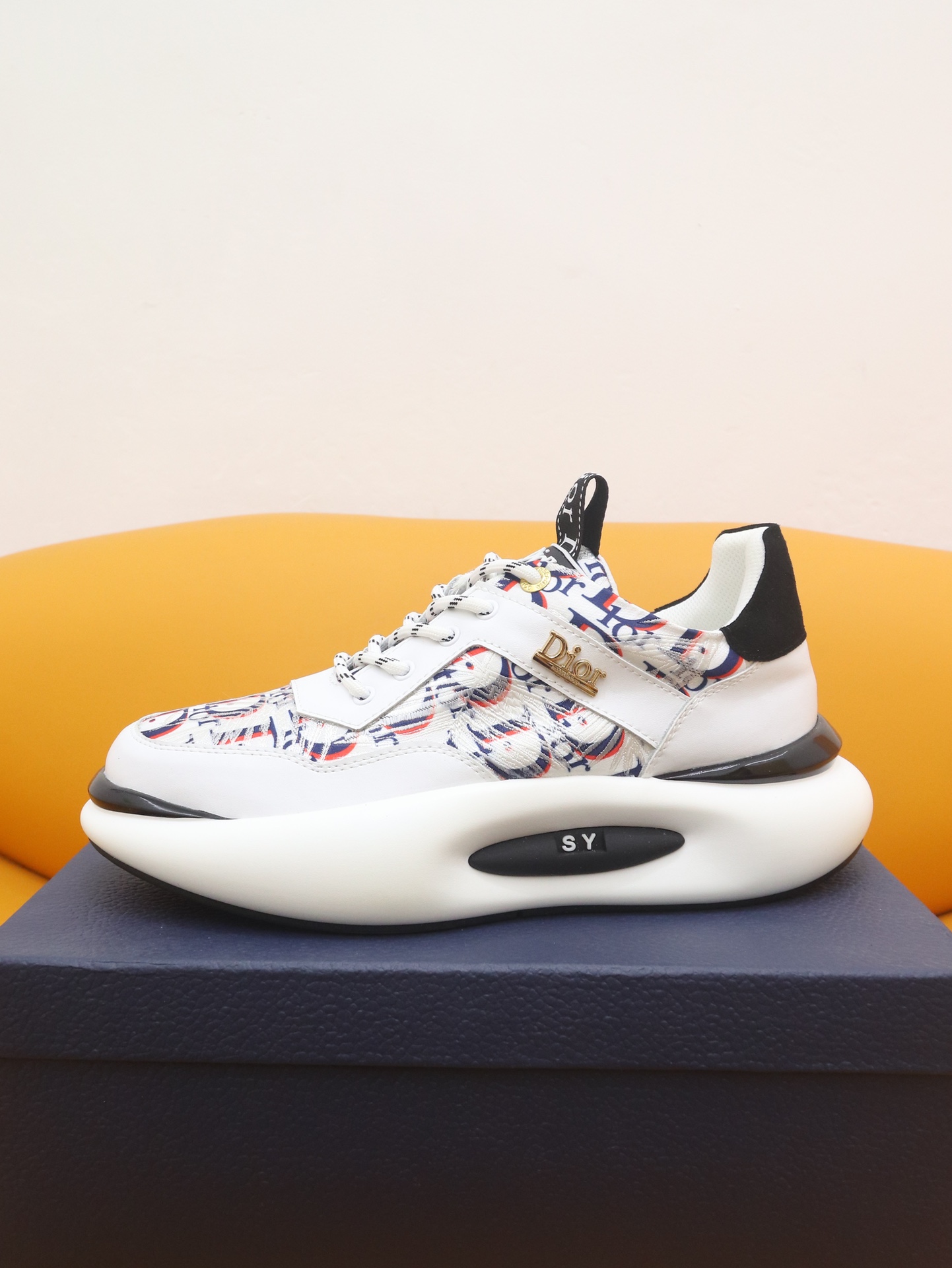 J0 最高版Dior迪奥2022走秀春夏款休闲系列明显 网红身穿 超火设计了多款以法国艺术家妮基·圣法尔Niki de Saint Phalle的雕塑作品为圆环圆，材料 面料：进口原单面料 内里、垫脚：羊皮 大底：橡胶大底 男鞋