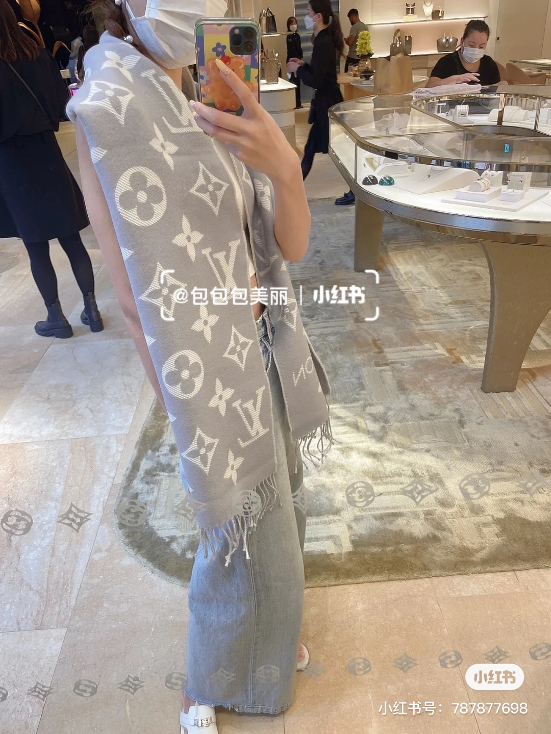 NO:163084,Top version; [The latest LV model is fashionable and super aura!  !  The highest version on the entire network is welcome to compare!  !  !  】The presbyterian shawl has a new feeling, it is really beautiful and has a very textured texture!  !  【The highest version!  All information such as product number are consistent, and the latest anti-counterfeiting quality of the counter is the latest!  】The real mother’s value is a mess of the mess!  Welcome to compare~ It’s really great value!  !  Simply LV scarf enlarges the full classic Monogram pattern, explaining the Louis Vuitton design heritage while illuminating the daily dress focus. It matches it with long tassels to achieve a leisurely choice other than Reykjavik scarf and Logomania scarf. The upper body is very aura!  !  !  It is definitely the most advanced temperament, and it is invincible in front of the mirror!  No matter how you match it, it's high-end!  !  Don’t pick on people, as long as you know how to control the old flower shawl, you will find that her daily outfits are very practical!  !  Size and specifications 34*180cm!  Wool scarf!  , ordinary scarf, louis vuitton, louis vuitton,shawls19860909顶级版本；【LV最新款不撞款时髦超级有气场！！全网最高版本欢迎比对！！！】老花披肩有了新感觉,真的美爆了,很有质感！！【最高版本！产品编号等信息全部一致,专柜最新防伪品相！】亲妈超值价格吊打乱七八糟版本！欢迎比对~真心超值超赞！！Simply LV 围巾将全幅经典 Monogram 图案瞩目放大,阐述路易威登设计传承的同时点亮日常着装焦点,搭配纤长流苏,成就 Reykjavik 围巾和 Logomania 围巾之外的闲适之选.上身很有气场！！！绝对是最高级的气质,对着镜子无敌自恋！怎么搭都高级！！不挑人,只要你懂得驾驭老花披肩,你就会发现她日常穿搭都是非常实用的！！尺寸规格34*180cm！羊毛长巾！,普通围巾,louis vuitton,louis vuitton,shawls,scarf