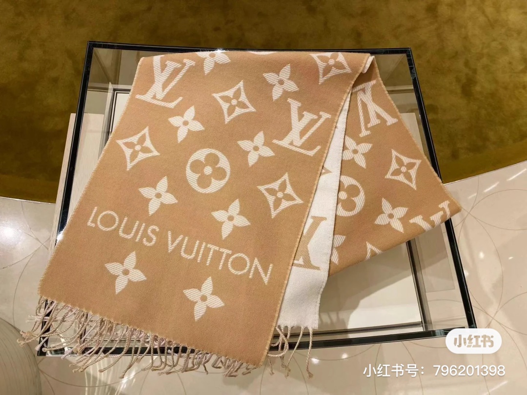 NO:163086,[The latest LV model is fashionable and super aura!  !  The highest version on the entire network is welcome to compare!  !  !  】The presbyterian shawl has a new feeling, it is really beautiful and has a very textured texture!  !  【The highest version!  All information such as product number are consistent, and the latest anti-counterfeiting quality of the counter is the latest!  】The real mother’s value is a mess of the mess!  Welcome to compare~ It’s really great value!  !  Simply LV scarf enlarges the full classic Monogram pattern, explaining the Louis Vuitton design heritage while illuminating the daily dress focus. It matches it with long tassels to achieve a leisurely choice other than Reykjavik scarf and Logomania scarf. The upper body is very aura!  !  !  It is definitely the most advanced temperament, and it is invincible in front of the mirror!  No matter how you match it, it's high-end!  !  Don’t pick on people, as long as you know how to control the old flower shawl, you will find that her daily outfits are very practical!  !  Size and specifications 34*180cm!  Wool scarf!  , ordinary scarf, louis vuitton, louis vuitton,shawls19860909【LV最新款不撞款时髦超级有气场！！全网最高版本欢迎比对！！！】老花披肩有了新感觉,真的美爆了,很有质感！！【最高版本！产品编号等信息全部一致,专柜最新防伪品相！】亲妈超值价格吊打乱七八糟版本！欢迎比对~真心超值超赞！！Simply LV 围巾将全幅经典 Monogram 图案瞩目放大,阐述路易威登设计传承的同时点亮日常着装焦点,搭配纤长流苏,成就 Reykjavik 围巾和 Logomania 围巾之外的闲适之选.上身很有气场！！！绝对是最高级的气质,对着镜子无敌自恋！怎么搭都高级！！不挑人,只要你懂得驾驭老花披肩,你就会发现她日常穿搭都是非常实用的！！尺寸规格34*180cm！羊毛长巾！,普通围巾,louis vuitton,louis vuitton,shawls,scarf