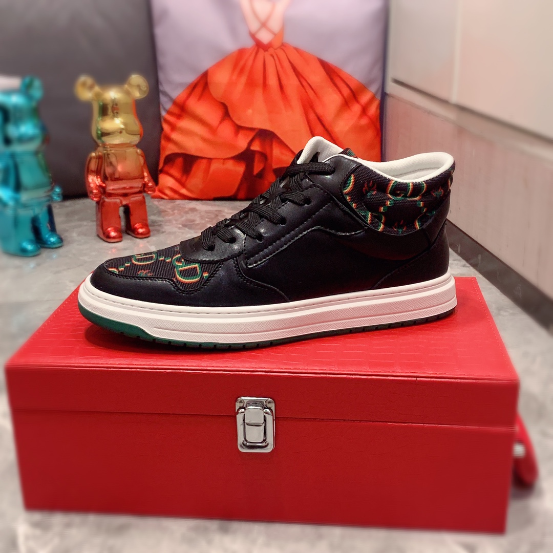 J0 高帮: Gucci  古奇   最新爆款休闲鞋，顶端品牌奢侈～代购，顶级～质量。专柜同卖产品鞋面選用进口透气牛皮搭配布面料材质透气羊皮内里精细做工。原版个性时尚柔软橡膠耐磨防滑大底，上脚轻巧舒适，实物拍摄實物更好看，112广州码: 38-44。2色可选