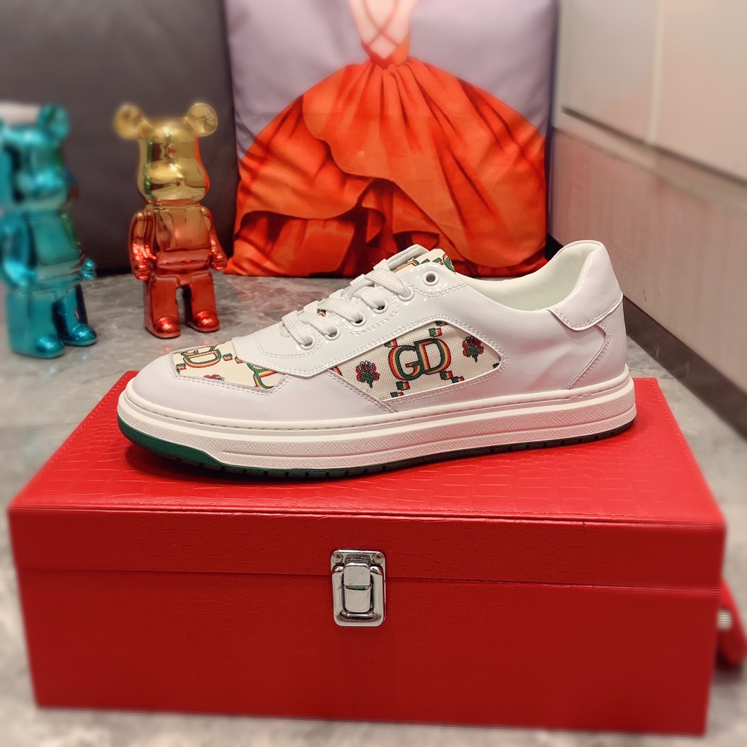 I5  Gucci  古奇   最新爆款休闲鞋，顶端品牌奢侈～代购，顶级～质量。专柜同卖产品鞋面選用进口透气牛皮搭配布面料材质透气羊皮内里精细做工。原版个性时尚柔软橡膠耐磨防滑大底，上脚轻巧舒适，实物拍摄實物更好看，112广州码: 38-44。2色可选