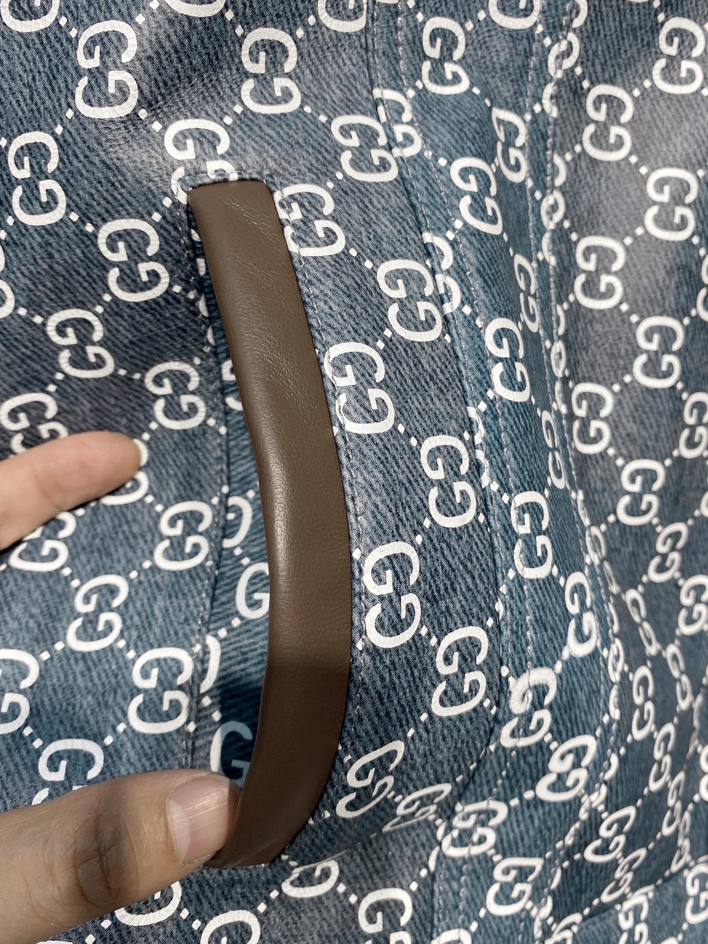 GUCCI 秋冬新品 采用进口绵羊皮 数码印花工艺 经典翻领口袋设计